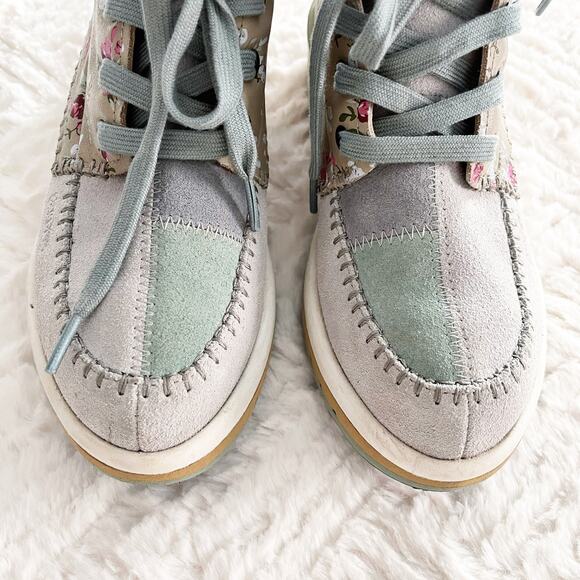 Deckers x Lab Floral KO-Z Chukka Wedge Boots - Picture 4 of 10